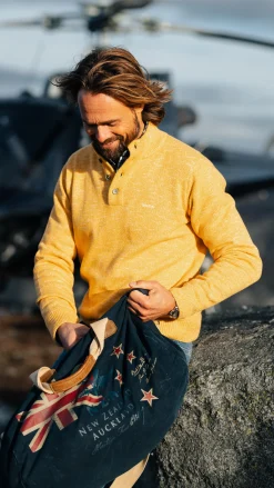 NZA New Zealand Auckland Gemêleerde okergele trui met knopen kraag -