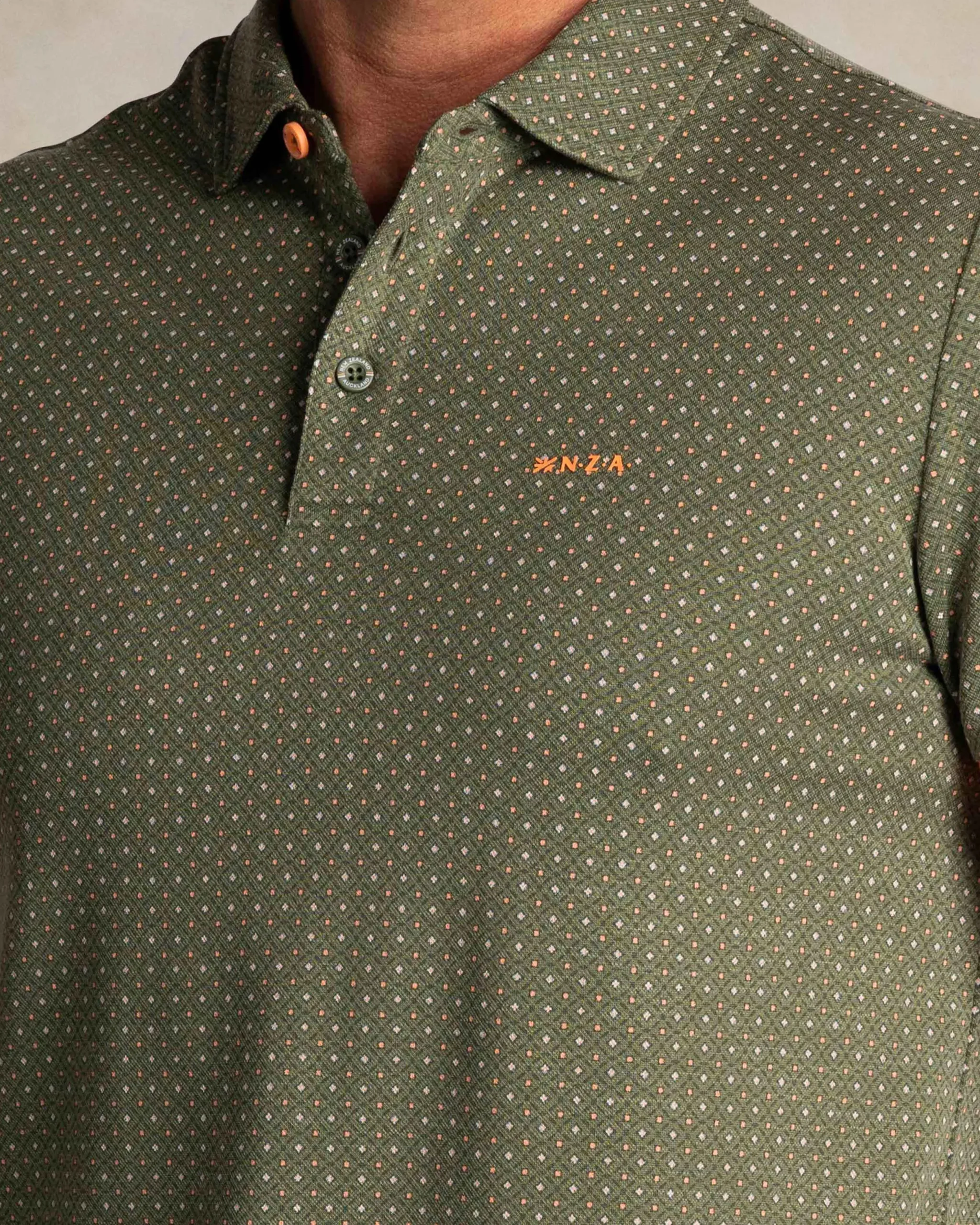 NZA New Zealand Auckland Groene polo met kleine oranje stippen
